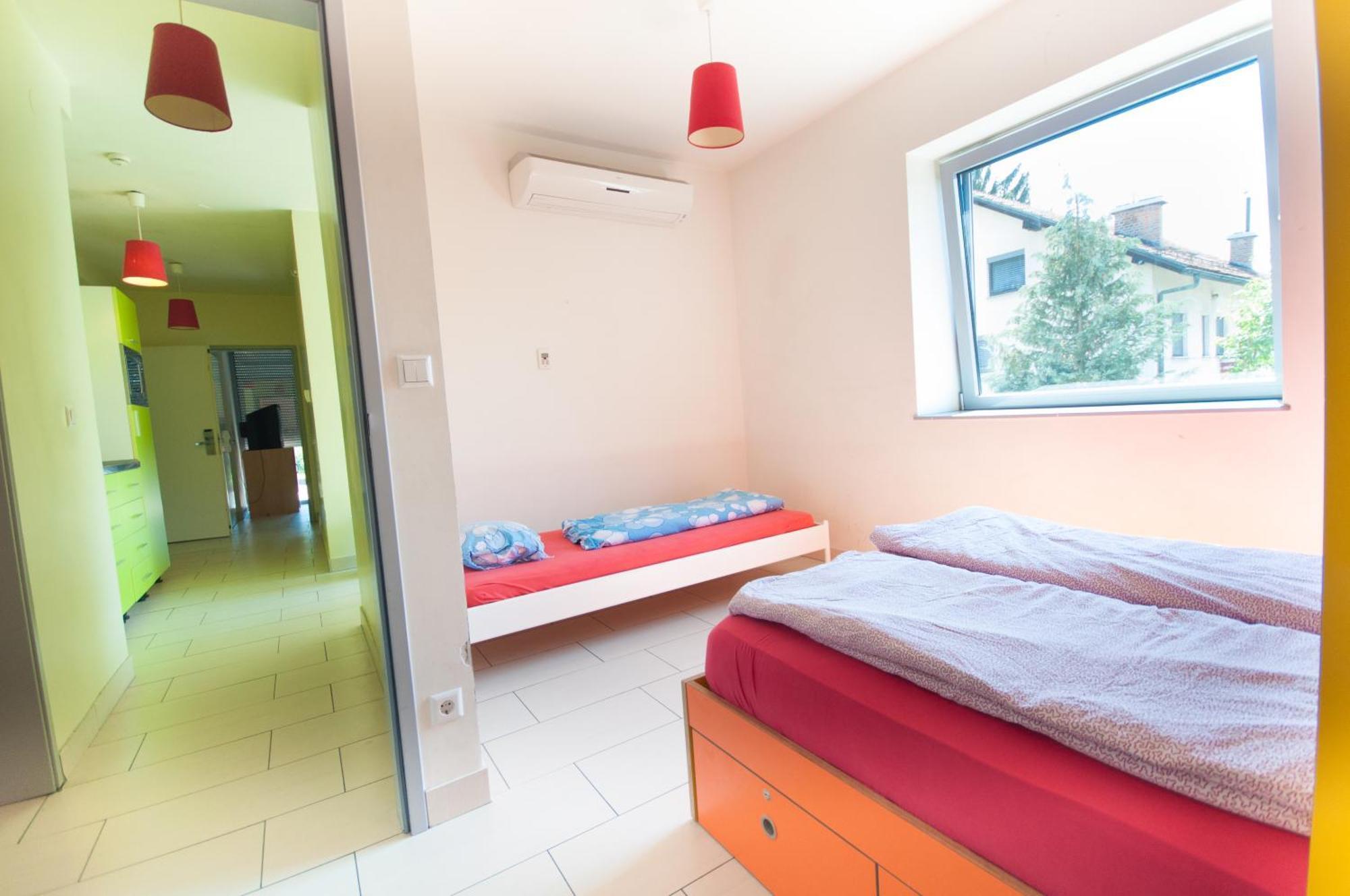 Simbol Rooms With Free Private Parking Liubliana Habitación foto